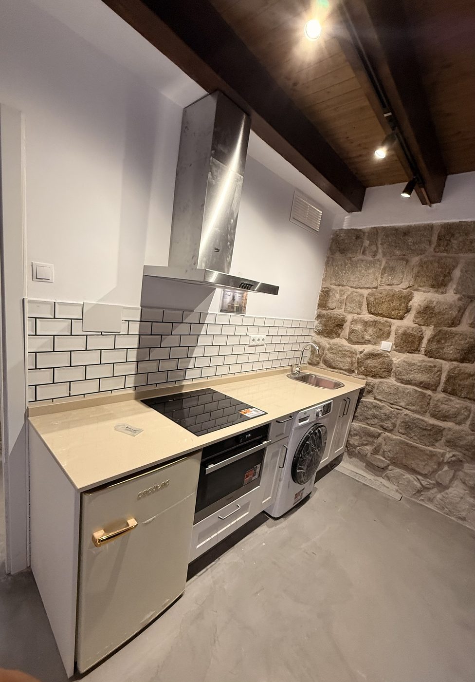 Cocina con alicatado metro y pavimento de microcemento